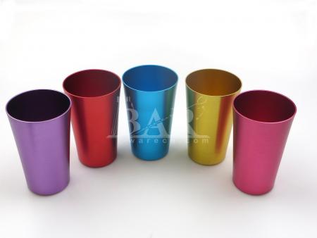 différentes tasses en aluminium de métal de style vintage 